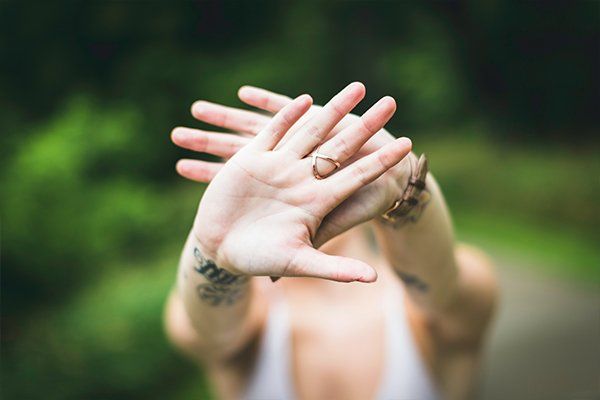 Mulher a mostrar as mãos a dizer que não representando a interrupção voluntária da gravidez